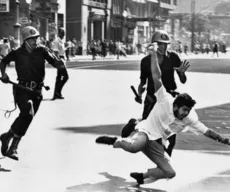 Em montagem grosseira, Bolsonaro é inserido em foto de estudante perseguido por policiais em 1968