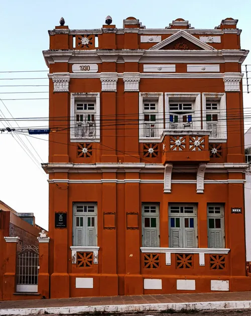 
				
					Fotógrafa expõe imagens de casas construídas em Patos da década de 1930
				
				