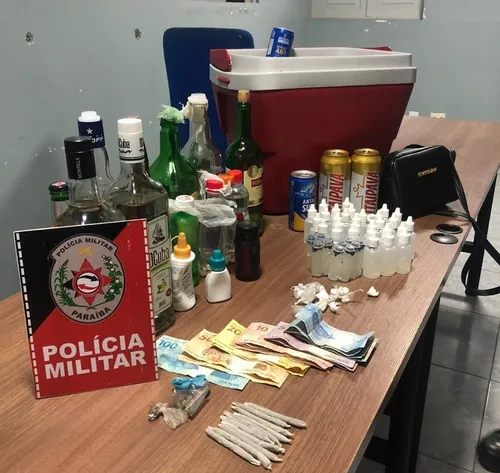 
				
					Polícia encerra festa com drogas e aglomeração de cerca de 200 pessoas
				
				