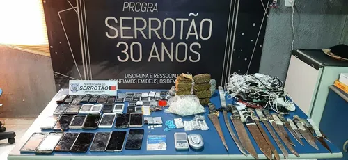 
				
					'Operação Pente Fino' apreende 27 celulares, drogas e 15 facas no Presídio do Serrotão
				
				