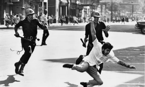 
				
					Em montagem grosseira, Bolsonaro é inserido em foto de estudante perseguido por policiais em 1968
				
				