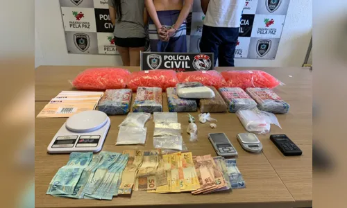 
				
					Polícia prende mais 3 e apreende 7 kg de cocaína transportados pelos Correios
				
				