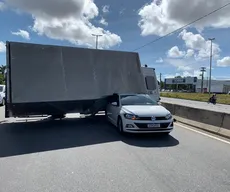 Caminhão tomba sobre carro e provoca congestionamento na BR-230