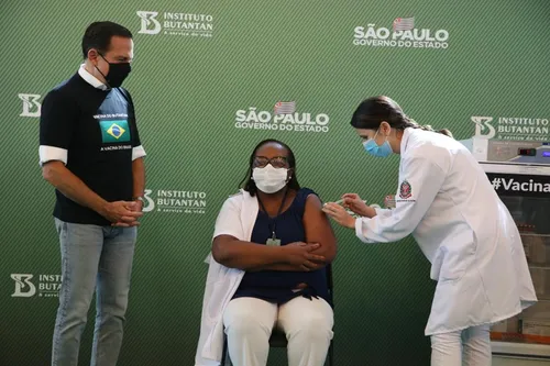 
				
					'Não tenham medo', diz Mônica Calazans, primeira pessoa a ser vacinada no Brasil
				
				