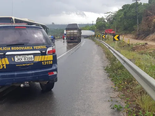 
				
					Caminhão tomba e interdita trecho da BR-101 no sentido Recife-João Pessoa
				
				