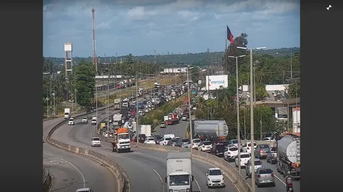 
				
					Caminhão tomba sobre carro e provoca congestionamento na BR-230
				
				