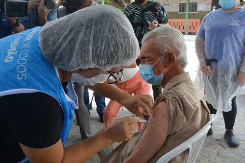 
				
					Idosos com 69 anos começam a ser vacinados contra a Covid-19 em João Pessoa
				
				