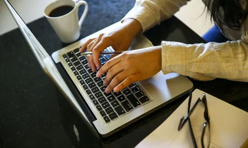 
				
					Excesso de trabalho e pandemia podem desencadear Síndrome de Burnout
				
				