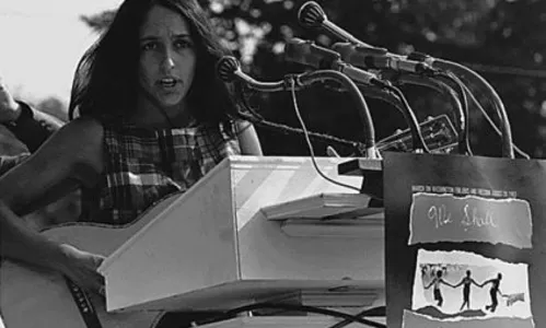 
				
					Joan Baez faz 80 anos. Musa da canção de protesto da década de 1960 não abriu mão dos sonhos
				
				