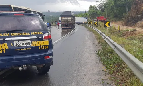 
                                        
                                            Caminhão tomba e interdita trecho da BR-101 no sentido Recife-João Pessoa
                                        
                                        