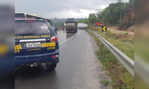 
				
					Caminhão tomba e interdita trecho da BR-101 no sentido Recife-João Pessoa
				
				