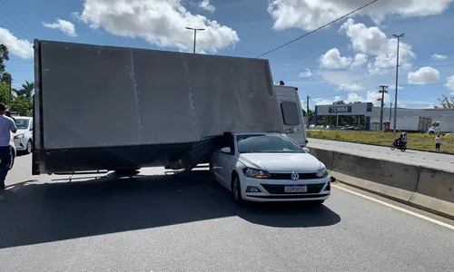 
                                        
                                            Caminhão tomba sobre carro e provoca congestionamento na BR-230
                                        
                                        