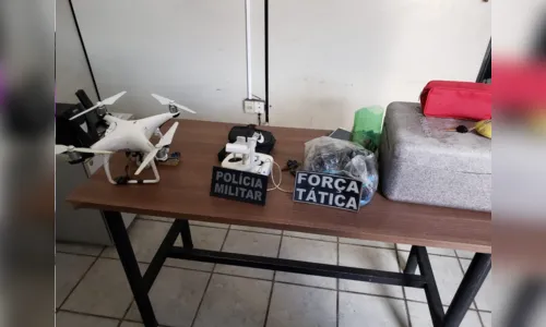 
				
					Grupo é preso suspeito de usar drone para jogar drogas em presídio de Guarabira
				
				