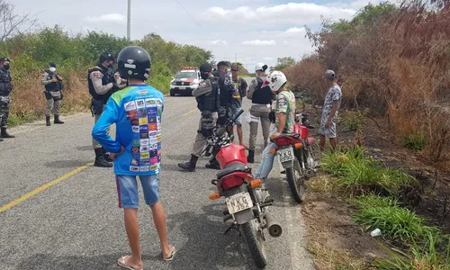 
                                        
                                            Polícia intercepta 'rolezinho' de motos e notifica participantes no Sertão da Paraíba
                                        
                                        