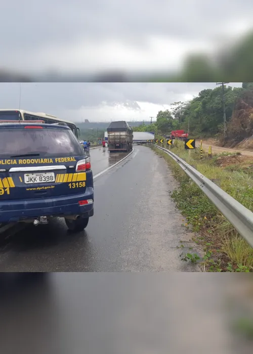
                                        
                                            Caminhão tomba e interdita trecho da BR-101 no sentido Recife-João Pessoa
                                        
                                        