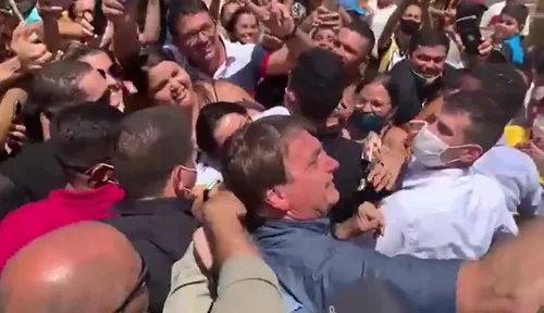 
				
					Sem usar máscara, Bolsonaro promove ‘parada não programada’ e aglomeração em cidade do Cariri
				
				