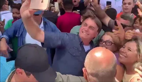 
				
					Sem usar máscara, Bolsonaro promove ‘parada não programada’ e aglomeração em cidade do Cariri
				
				