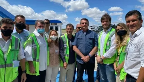 
				
					Sem usar máscara, Bolsonaro promove ‘parada não programada’ e aglomeração em cidade do Cariri
				
				