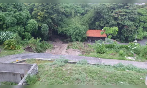 
				
					Fortes chuvas em João Pessoa derrubam muro entre Bica e condomínio
				
				