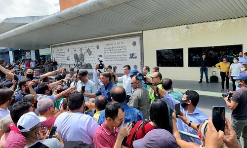 
                                        
                                            Bolsonaro gastou R$ 10,1 mil para pagar 'cercadinho' em Campina Grande e cumprimentar apoiadores
                                        
                                        