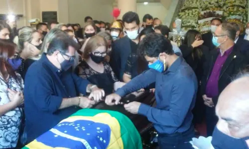 
				
					Adeus a Maranhão: familiares e autoridades se despedem do senador no Palácio da Redenção
				
				