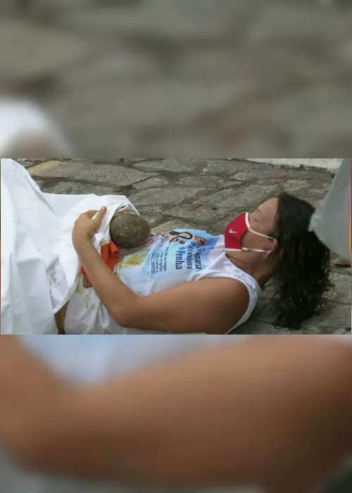 
                                        
                                            Bebê nasce em calçada a caminho de hospital, em João Pessoa
                                        
                                        