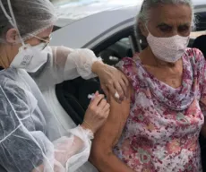 Idosos com mais de 90 anos vão receber 2ª dose da vacina em drive thru, em Campina Grande