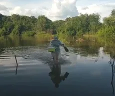 VÍDEO: Enfermeira atravessa rio a pé para vacinar idosa contra Covid-19