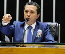 Frase do domingo: "Bolsonaro está no fio da navalha", disse deputado do Centrão, Fausto Pinato (PP)