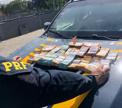 
				
					Homem é preso em flagrante com quase R$ 100 mil em fundo falso de carro
				
				