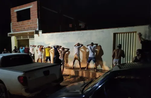 
				
					Após denúncia, Polícia encerra festa com 26 pessoas no Sertão da Paraíba
				
				