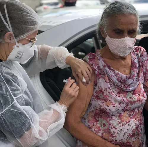 
				
					Idosos com mais de 90 anos vão receber 2ª dose da vacina em drive thru, em Campina Grande
				
				