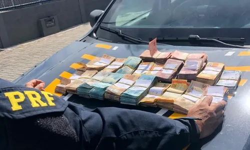 
                                        
                                            Homem é preso em flagrante com quase R$ 100 mil em fundo falso de carro
                                        
                                        