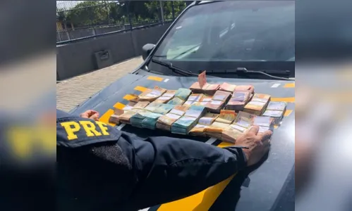 
				
					Homem é preso em flagrante com quase R$ 100 mil em fundo falso de carro
				
				