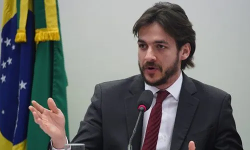 
				
					Pedro Cunha Lima vai de Jair Bolsonaro à cannabis medicinal
				
				