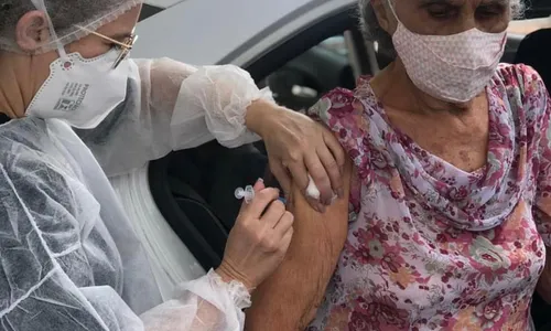 
                                        
                                            Idosos com mais de 90 anos vão receber 2ª dose da vacina em drive thru, em Campina Grande
                                        
                                        