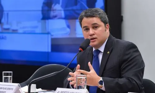
				
					Efraim Filho articula apoio de Veneziano e Hugo Motta para disputa ao Senado em 2022
				
				