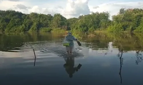 
                                        
                                            VÍDEO: Enfermeira atravessa rio a pé para vacinar idosa contra Covid-19
                                        
                                        