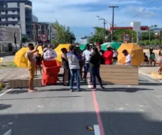 Ambulantes protestam por retorno do trabalho na orla de João Pessoa