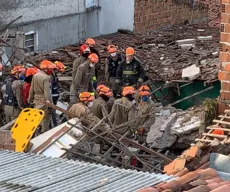 Explosão destrói prédio residencial e deixa mortos e feridos