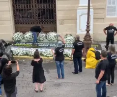 Policiais usam coroas de flores em protesto pela morte de agentes e atraso na vacina contra covid-19