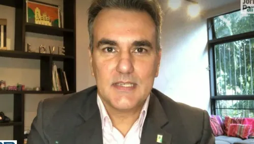 
				
					"Não cobiçarás a mulher do próximo", diz Queiroz sobre não ser o candidato de Bolsonaro ao Senado
				
				