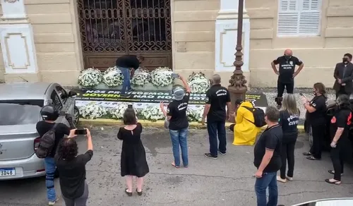 
				
					Policiais usam coroas de flores em protesto pela morte de agentes e atraso na vacina contra covid-19
				
				