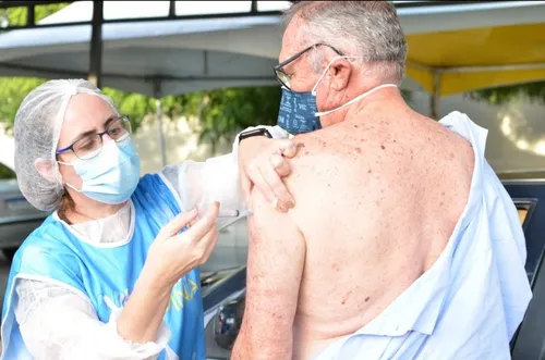 
				
					Vacinação em CG é exclusiva para profissionais de hospitais, nesta quarta-feira
				
				