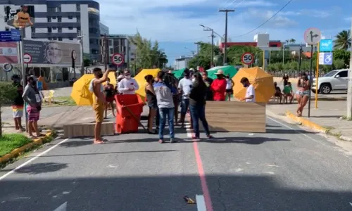 
                                        
                                            Ambulantes protestam por retorno do trabalho na orla de João Pessoa
                                        
                                        