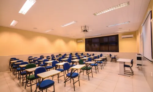 
				
					Classificados em concurso da educação na Paraíba cobram nomeação para substituir 7,5 mil prestadores
				
				