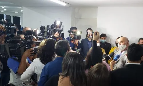 
				
					Em ambiente apertado, imprensa precisa se aglomerar para entrevistar Ministro da Educação em João Pessoa
				
				