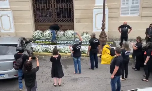 
				
					Policiais usam coroas de flores em protesto pela morte de agentes e atraso na vacina contra covid-19
				
				