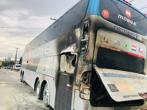 
				
					Veja imagens: ônibus com delegação do Botafogo-PB pega fogo durante viagem para o Sertão
				
				