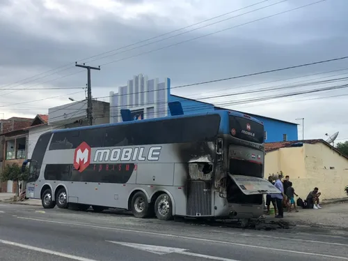 
				
					Veja imagens: ônibus com delegação do Botafogo-PB pega fogo durante viagem para o Sertão
				
				